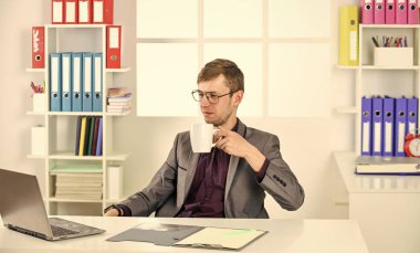 Online kurslar hocası kahve içer. Hukuk bürosunun lideri. Bilgisayarla çalışan kendinden emin bir avukat. Çevik iş. İş adamı not alıyor. Adam ofis kıyafeti giyiyor. Erkek emlakçı zor bir gün geçiriyor.