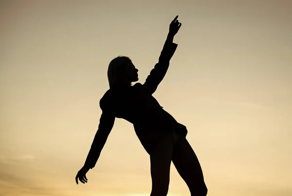 Silhouette sombre de femme dansante en plein air, inspiration — Photo