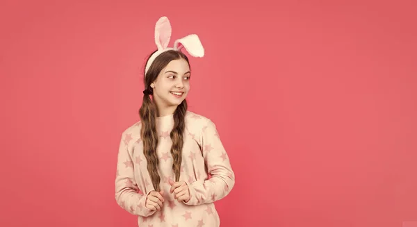 Pasen vakantie. kind in konijnenoren en pyjama. Tijd voor plezier. schattig kind ziet er grappig uit. — Stockfoto