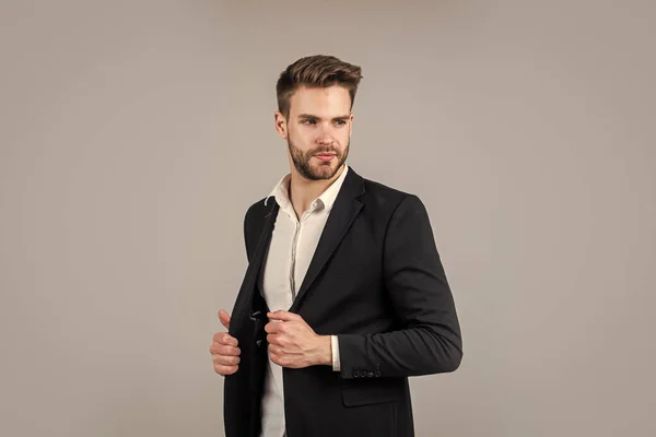 Κομψό τύπο με μοντέρνο χτένισμα φορούν κοστούμι γραφείου, σύγχρονη ζωή — Φωτογραφία Αρχείου