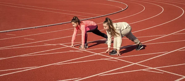 Egészséges gyerekek lányok edzés futás stadion futópálya, sport maraton — Stock Fotó