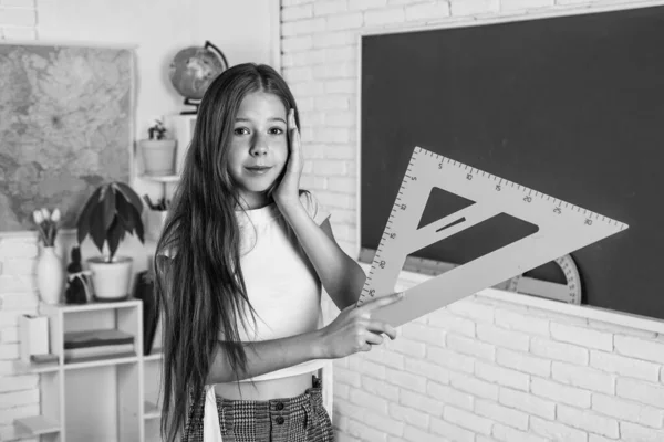 Stílusos iskoláslány gyerek tanul házi feladat során lecke matematikai oktatás koncepció, szár — Stock Fotó