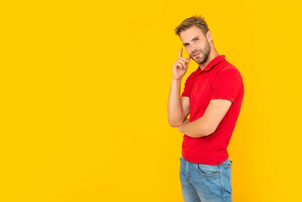 Mannen schoonheid. Man met haar in rood shirt. attente jongeman met baard — Stockfoto