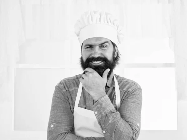 プロの笑顔のレストランひげを生やした料理人ベーキングパン屋 — ストック写真