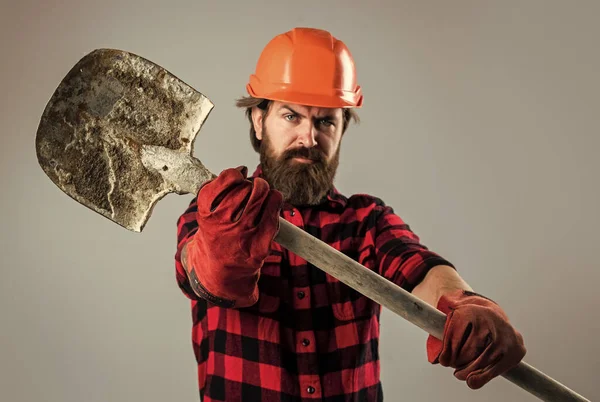 Bonito barbudo cara com barba e bigode segurar pá, trabalhador — Fotografia de Stock