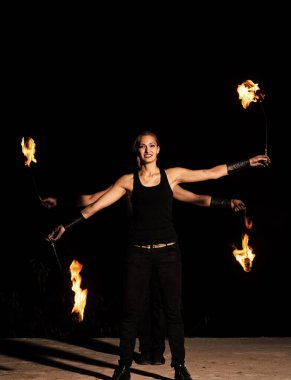 Kutlamaya başlayın. Karanlıkta yanan bir çift. Kutlamanın tadını çıkar. Tatil kutlaması. Ateş Festivali. Gece partisi. Bayram etkinliği. Unutulmaz olsun.