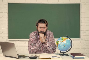 Vahşi sakallı adam hasta olduğu için sınıfta çalışıyor. Koronavirüs salgını sırasında muayeneye hazırlanın. Üniversite hocasının karantinaya ihtiyacı var. Okula dönüyorum. gayri resmi eğitim. Öksürük hocası hasta.