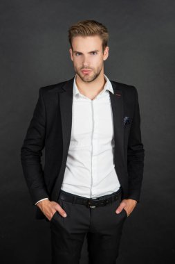 Siyah arka planda yakışıklı bir ofis çalışanı.