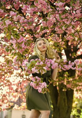 Mutlu bahar günleri. Bahar sembolü Kız bahçedeki sakuranın tadını çıkarıyor. Dinlen ve tatil yap. Bahar çiçeği. Kiraz ağacı. Çiçek aroması. Çiçeklerin kadınları neden her zaman mutlu ettiğini. Parfüm ve kozmetik