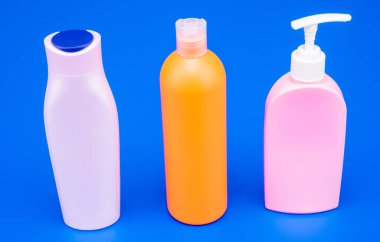 Yenilenebilir plastik sıvı kozmetik paketleme kapları HDPE çok renkli arka plan, şişeler