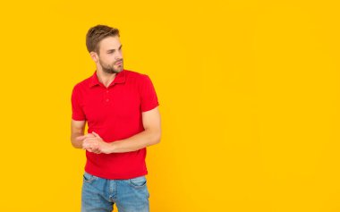 Sarı arka planda tüylü, kopya alanı olan adam, moda