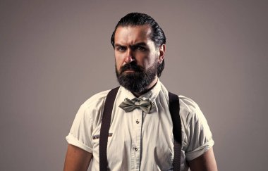 Resmi giyinmiş zarif, vahşi bir adam. Saçları bakımlı, kuaförü var.