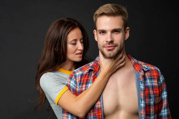 Tipo e rapariga juntos. Juntos. conceito de relacionamento romântico. moda e beleza. — Fotografia de Stock