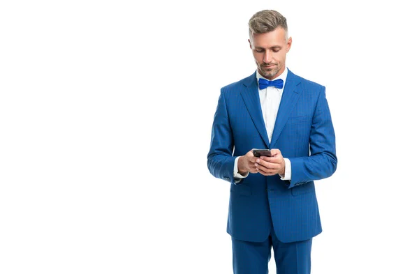 Hombre en azul pajarita traje chat en el teléfono aislado en blanco —  Fotos de Stock
