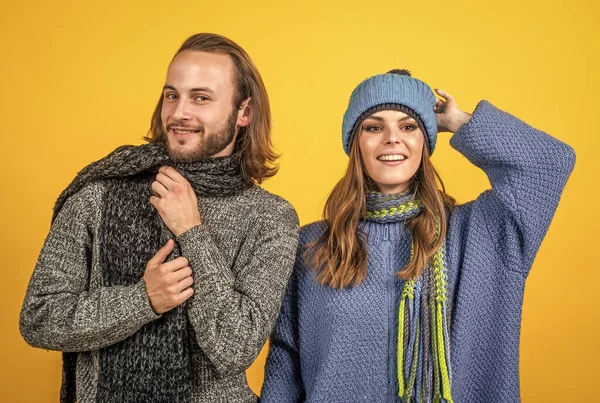 Pria dan wanita bahagia memakai pakaian rajutan di musim dingin, hubungan romantis — Stok Foto
