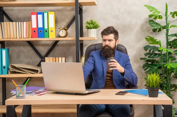 Tiivistetty mies freelancer käyttää online-tietokone viestintä toimistossa tilalla kahvia, tarkista sähköposti. — kuvapankkivalokuva