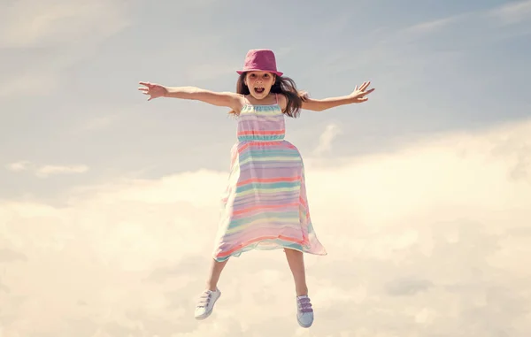 Heureux saut enfant en robe d'été sur fond de ciel, liberté — Photo