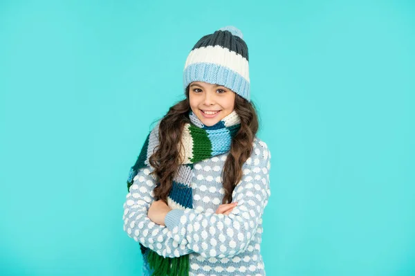 Πορτρέτο του παιδιού που φοράει ζεστά ρούχα. εκφράζω θετικό συναίσθημα. χειμερινή μόδα — Φωτογραφία Αρχείου