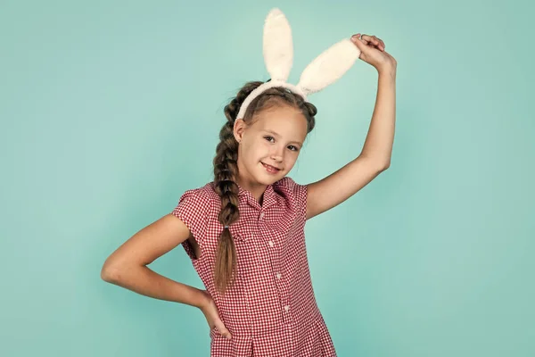 Ребенок в заячьих ушах. Девочка-подросток носит кроличьи уши. Счастливой Пасхи. Просто развлекаюсь. весенние праздники. Готов к охоте за яйцами. Счастливого детства. ребенок в кроличьем костюме — стоковое фото