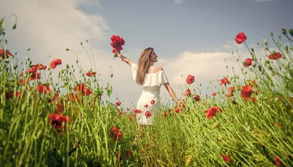 Jeune belle femme au printemps marchant dans un champ de pavot incroyable, la liberté — Photo