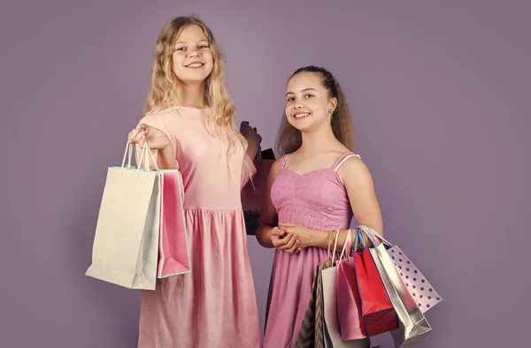 Dzieci trzymać torby na zakupy po udanym zakupy, sprzedaż — Zdjęcie stockowe