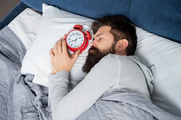 Man tidur dengan jam alarm di tempat tidur, waktu tidur — Stok Foto