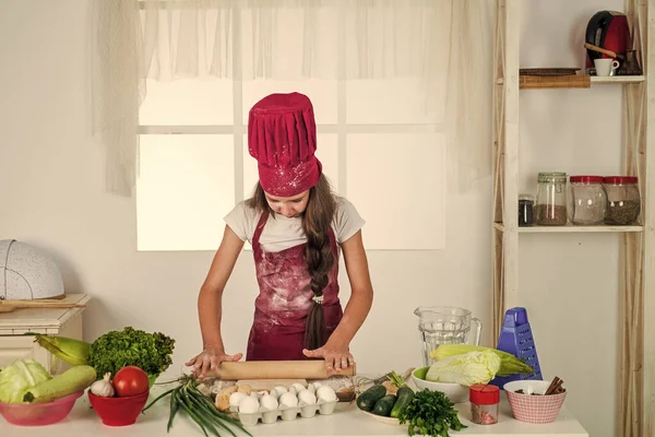 Fait le bon choix. cuisiner pour le dîner. heureux développement de l'enfance — Photo