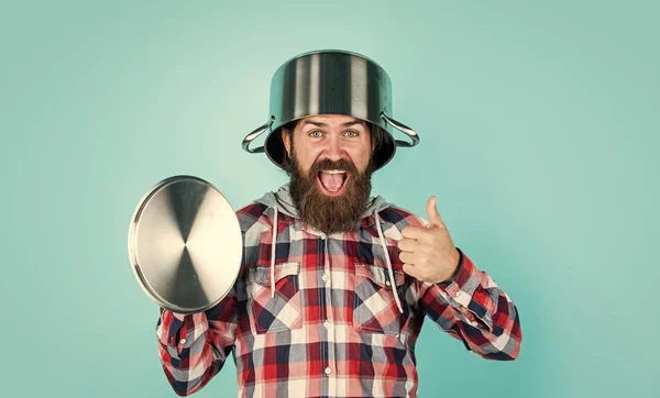 Hipster maschile con capelli curati alla moda e cucina barba con padella, chef — Foto Stock