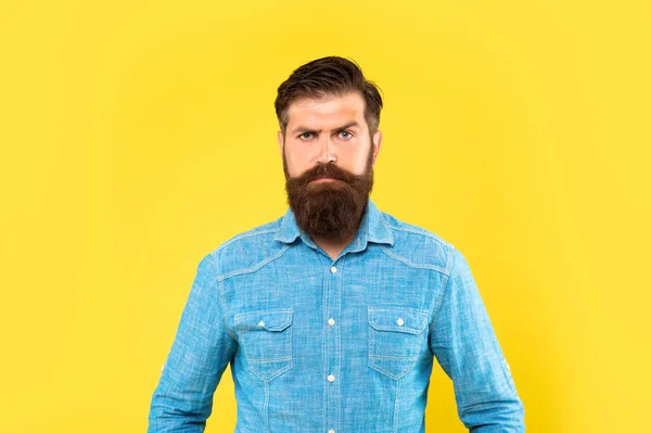 Sério homem sem barba com barba longa e bigode em casual camisa jeans fundo amarelo, homem barbudo — Fotografia de Stock