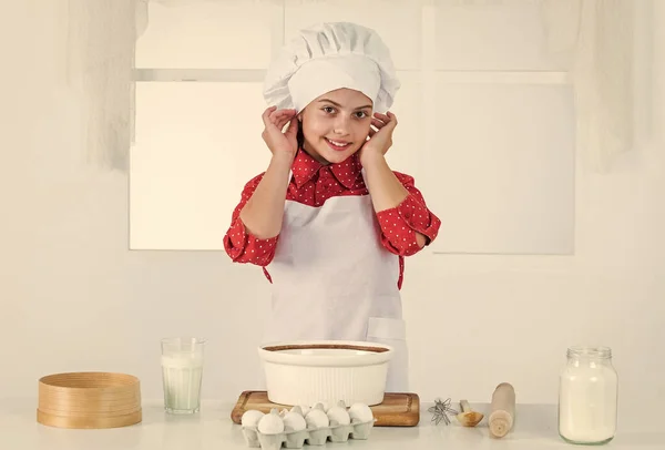 Menina alegre cozinhar massa caseira, massa — Fotografia de Stock