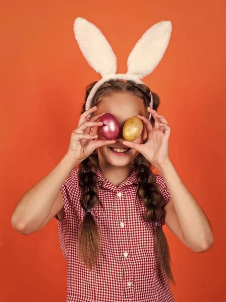 Glad tonåring flicka i kanin öron hålla patchade ägg, glad påsk — Stockfoto