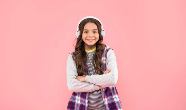 Zurück zur Schule. lächelndes Teenie-Mädchen mit Kopfhörern. Musikliebhaber. Musik hören. — Stockfoto