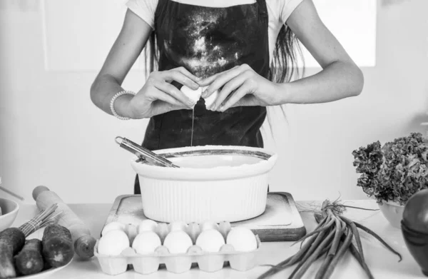 Miúdo a cozinhar comida na cozinha. escolher uma carreira. Ajudante com ovo. culinária e culinária. infância feliz. criança use uniforme de cozinheiro. menina chef em chapéu e avental — Fotografia de Stock