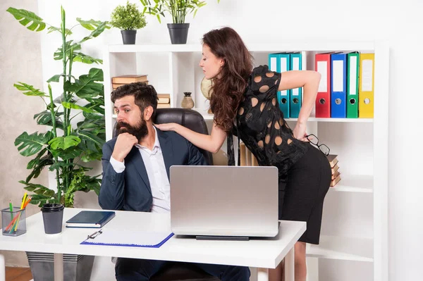 Flirtare al lavoro. Assistente flirtare con manager seduto sulla scrivania. Flirtare donna e timido uomo — Foto Stock