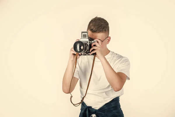 Snyggt skott. Snygg pojke gör foto. trendig tonåring med kamera. barnfotograf. — Stockfoto