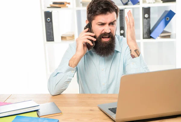 Gestresster Geschäftsmann, der im Büro auf dem Laptop am Handy brüllt, Stress — Stockfoto