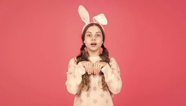 놀라움을 느끼죠. 좋은 명절보내 세요. 토끼 귀를 가진 재미있는아이. 몽롱 한 십 대 소녀가 놀란 모습. — 스톡 사진