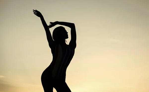 Figura oscura silueta de mujer bailando al aire libre, espacio de copia, inspiración — Foto de Stock