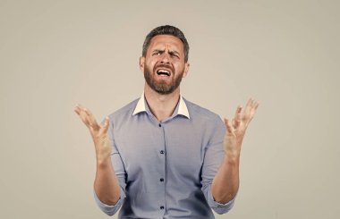 Oh hayır. Gömlekli, olgun sakallı, yorgun iş adamı. Tüylü stresli adam..