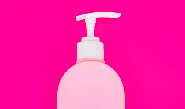 Cosmetici di bellezza della cura della pelle su sfondo rosa. articoli da bagno per l'igiene. — Foto Stock