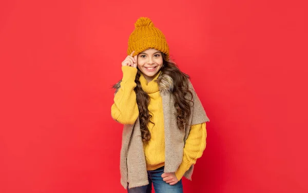 뜨개 질하는 10 대 소녀. 따뜻 한 옷을 입은 아이의 사진. 긍정적 인 감정을 표현 한다. — 스톡 사진