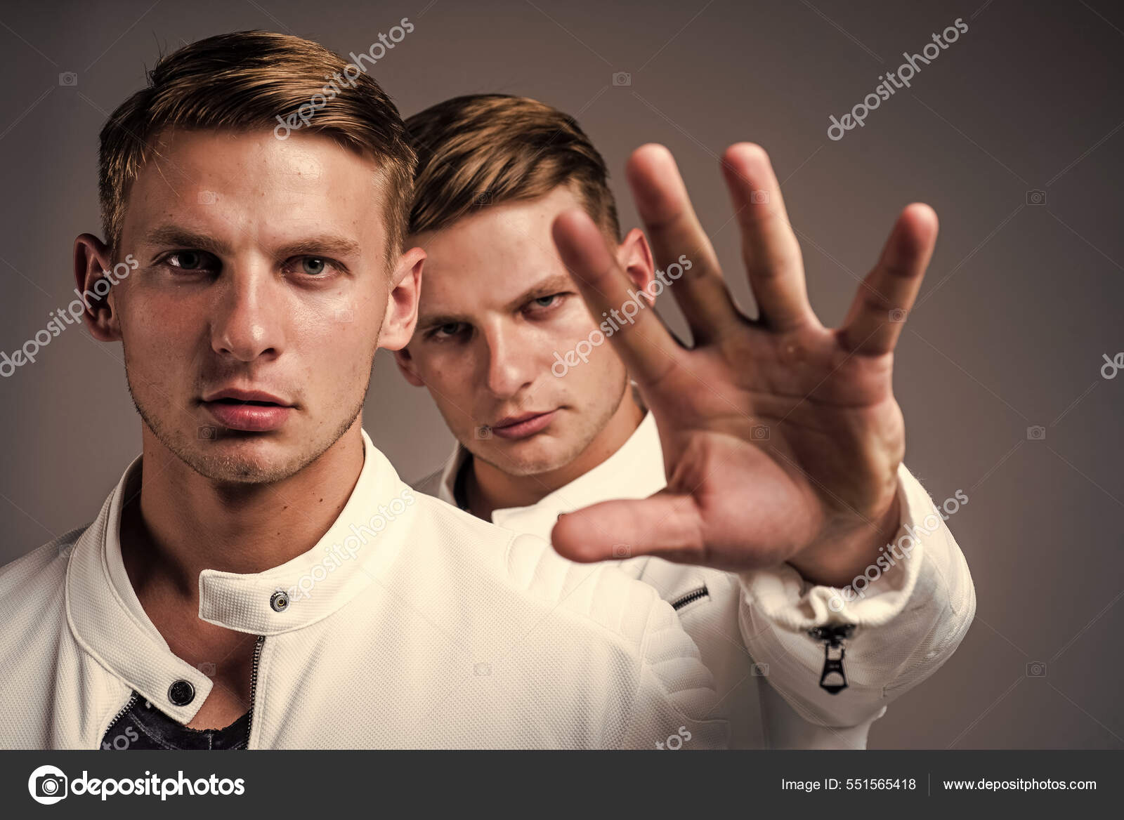 Hermanos gemelos hombres en ropa casual blanca se parecen identicamente Foto de stock 551565418 stetsik