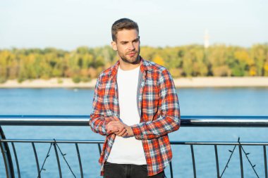 Dişli gömlekli yakışıklı, traşsız adam, moda.