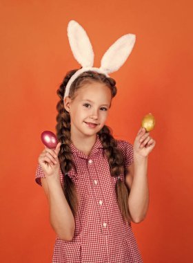 Mutlu Paskalyalar. Sadece eğleniyorum. Bahar tatili geleneği. Avlanmaya hazır. Mutlu çocukluk. Tavşan kostümlü çocuk. Tavşan kulaklı, boyalı yumurtalı çocuk. Genç kız tavşan kulağı takıyor. Paskalya için heyecanlandım.