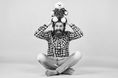 Kareli gömlekli, modaya uygun saç stili beyaz bir hippi oyuncak ayı, eğlenceli.