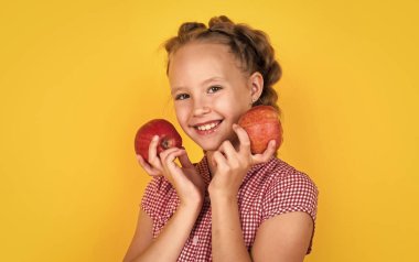 Sonbahar hasadından toplanan vitamin dolu elmalarla dolu mutlu ergen çocuk, doğal yiyecekler.