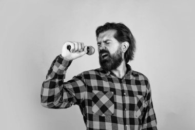 Karaoke 'de mikrofonda şarkı söyleyen duygusal sakallı adam, müzik...