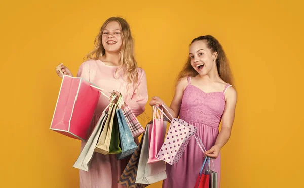 Dzieci trzymać torby na zakupy po udanym zakupy, zakup — Zdjęcie stockowe