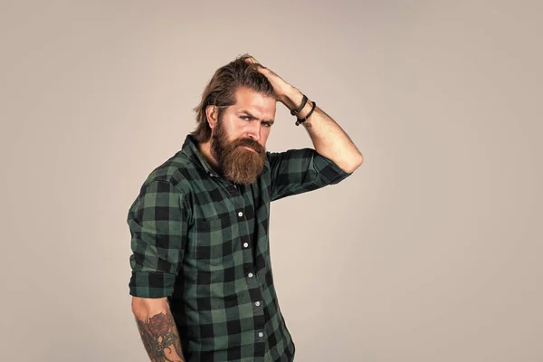 Estilo de moda casual. hipster barbudo de aspecto moderno. concepto de peluquería. brutal hombre guapo con bigote. peluquero maduro en fondo de estudio. masculinidad y carisma —  Fotos de Stock