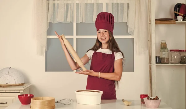행복 한 여자 요리사는 압착 핀과 부엌을 사용 한다 — 스톡 사진